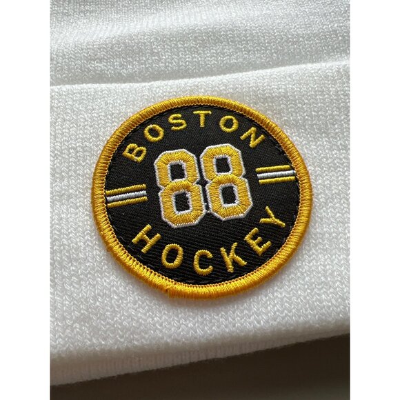 Beechfield Boston Hockey 88 Circle Patch Beanie Hat Unisex OS White Acrylic Cozy - Picture 3 of 6